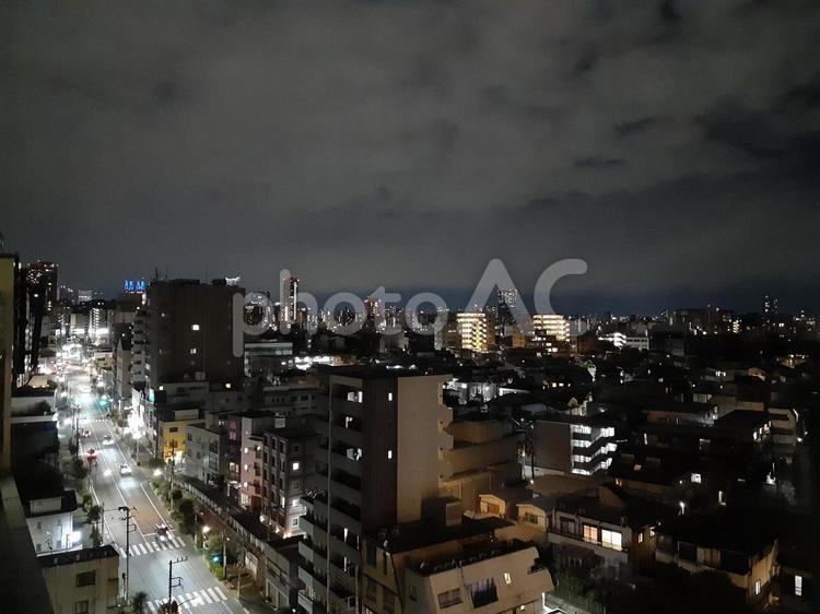 都会　高所より　新宿区岩戸町　左に道路 夜景,高所,道路の写真素材