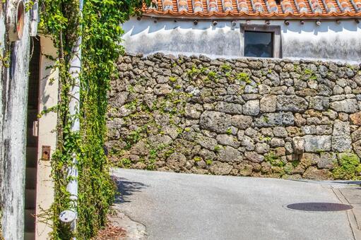 那覇市壺屋の伝統的な石垣の街並み 沖縄県,那覇市,壺屋の写真素材