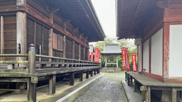 坂東33観音 07番 光明寺 雨天の堂宇 坂東33観音 07番 光明寺 雨天の堂宇の写真