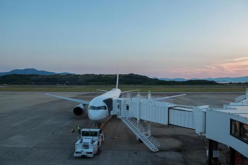 夏の夕方の暖かい空の下、長崎空港の航空機 夏の夕方の暖かい空の下、長崎空港の航空機の写真