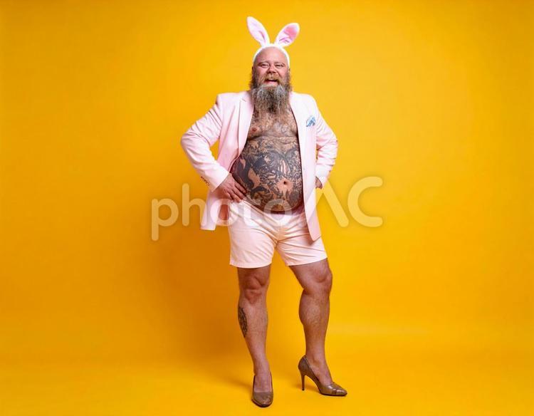 タトゥの入ったバニースタイルの男性 バニー,ピンクジャケット,ショートパンツの写真素材