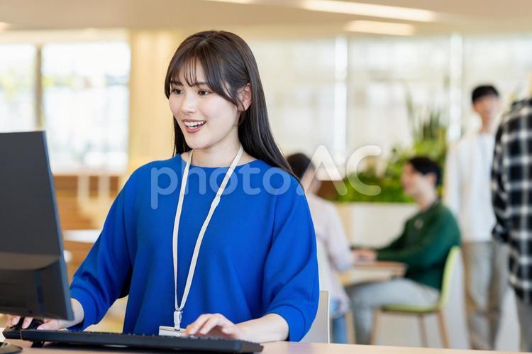 オフィスで働く若いビジネスウーマン ビジネス,オフィス,エンジニアの写真素材