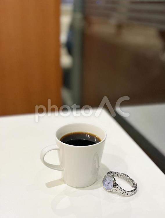 モーニングコーヒーと腕時計 コーヒー,モーニング,テーブルの写真素材