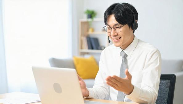 笑顔でリモートワークをするビジネス男性 笑顔でリモートワークをするビジネス男性の写真