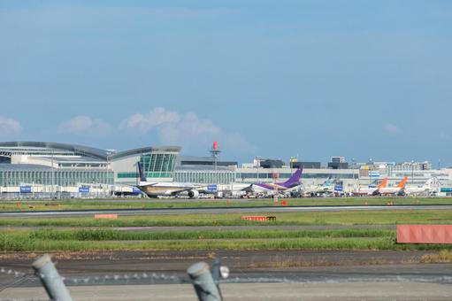 光輝く滑走路 光輝く滑走路 飛行機,航空機,旅客機の写真素材