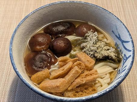 勤労感謝の日の翌日に食べたシイタケうどん 麺食,うどん,しいたけの写真素材