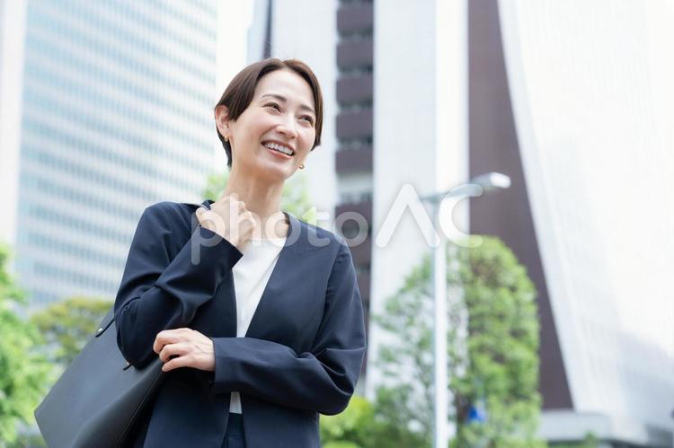 オフィス街で働くミドルのビジネスウーマン ビジネス,女性,ビジネスウーマンの写真素材