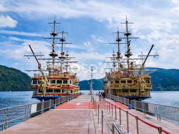 桃源台港の桟橋に停泊する二隻の箱根海賊船 箱根海賊船,遊覧船,芦ノ湖の写真素材