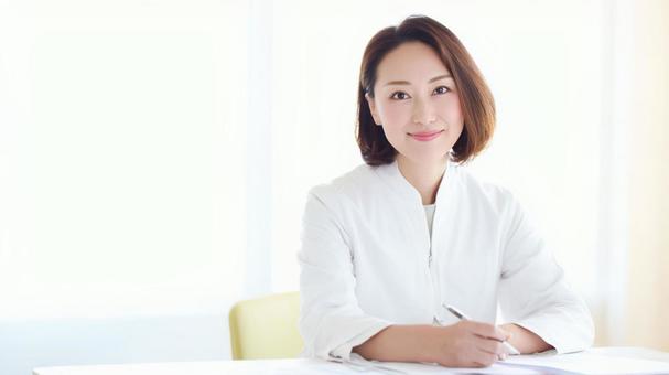 笑顔の女性医療スタッフ 笑顔の女性医療スタッフの写真