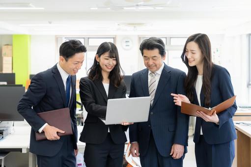 オフィスで仕事をする男女のビジネスマン オフィスで仕事をする男女のビジネスマン ビジネス,会議,ビジネスマンの写真素材