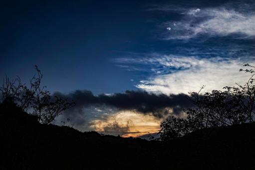 ＜五島の風景＞夜明けの空と鬼岳天文台 空,サンセット,サンライズの写真素材
