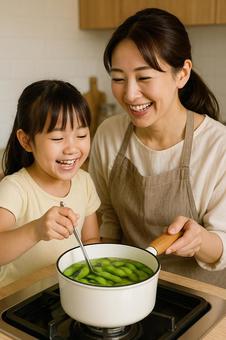 母娘が笑顔で枝豆を湯がいているの写真