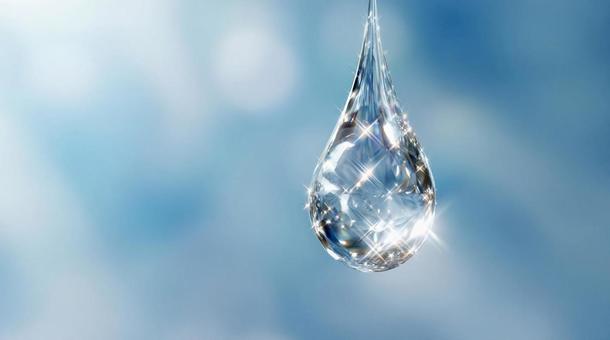 透明な雫がきらめく美容イメージの写真