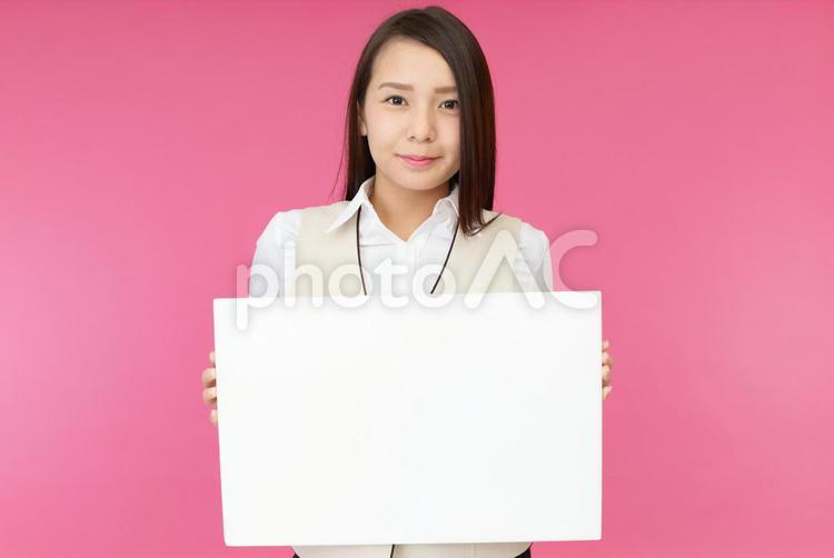 ホワイトボードを持つ笑顔の女性 女性,ビジネスウーマン,女の写真素材
