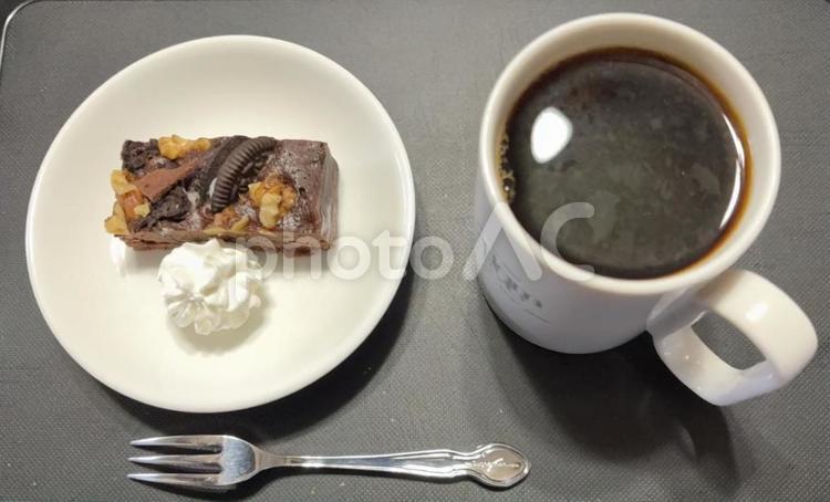 コーヒーとブラウニーにホイップクリーム コーヒータイム,コーヒーブレイク,コーヒーの写真素材