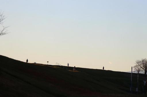 土手 土手,夕焼け,空の写真素材