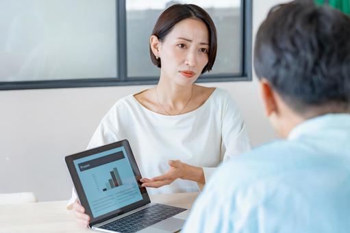 パソコンを使い説明をする女性 ビジネス,会議,打ち合わせの写真素材