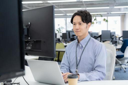 オフィスカジュアルの若い男性エンジニア オフィスカジュアルの若い男性エンジニア ビジネス,オフィス,エンジニアの写真素材