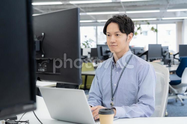 オフィスカジュアルの若い男性エンジニア ビジネス,オフィス,エンジニアの写真素材