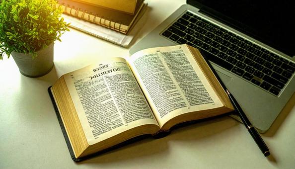 勉強のイメージ 英語辞書とパソコンとペン 勉強のイメージ 英語辞書とパソコンとペンの写真