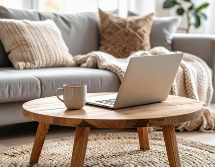 コーヒーとPCが置いてあるリビングの写真