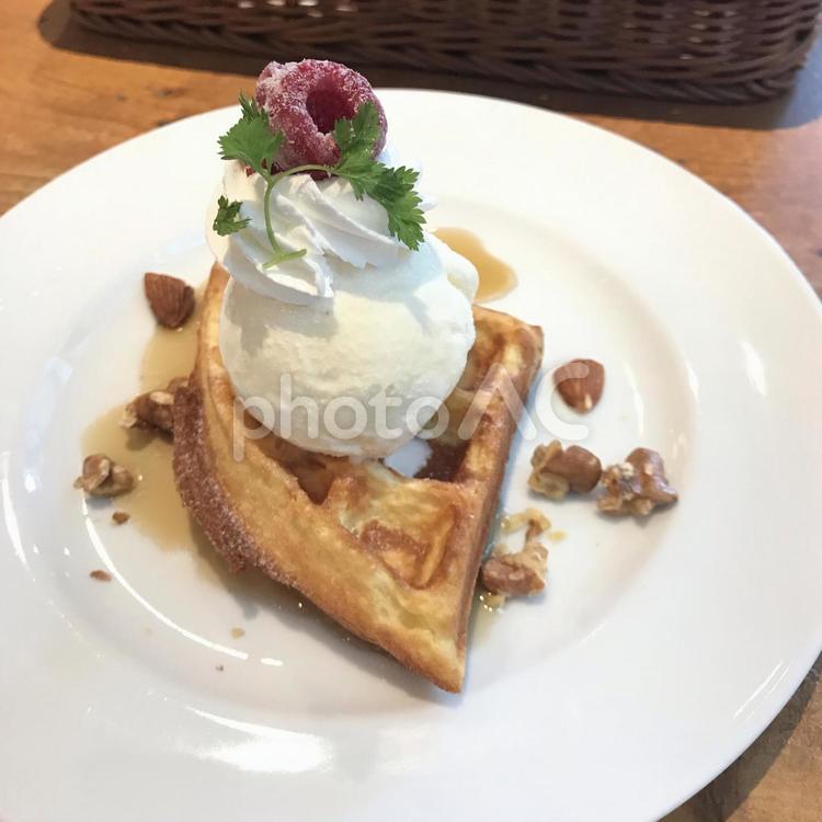 メープルのワッフル ワッフル,生クリーム,メープルの写真素材