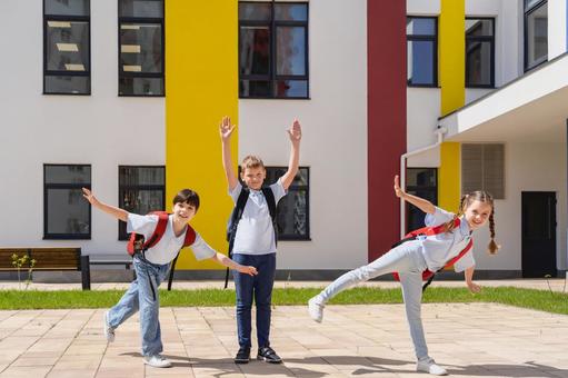 カメラ目線でいろんな表現する生徒たち 男の子,女の子,子どもの写真素材