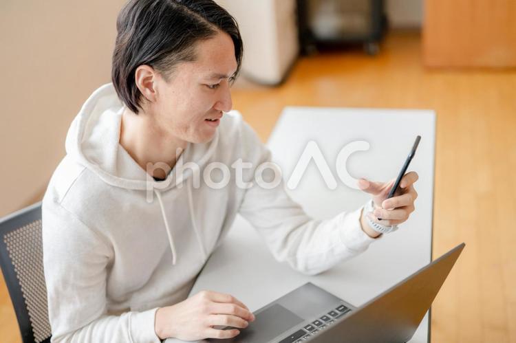 スマホを触る男性 アジアン,日本人,男性の写真素材