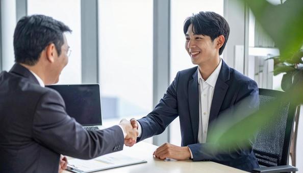 握手するビジネスパーソンの写真