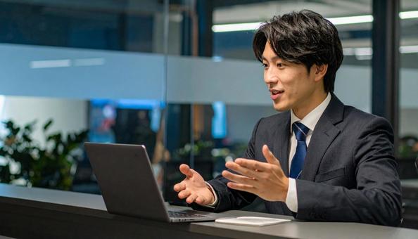 オフィスで商談する日本人ビジネスマンの写真