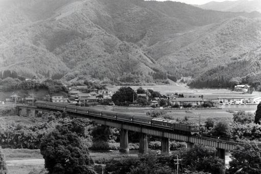 北川鉄橋を渡る20系寝台車の団体専用列車 北川鉄橋を渡る20系寝台車の団体専用列車 のりもの,鉄道写真,鉄道車両の写真素材