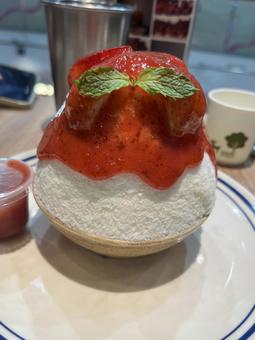ふわふわかき氷　いちご味 かき氷,ふわふわ,いちごの写真素材