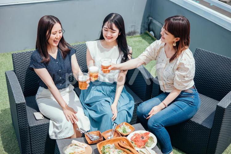 屋上でパーティーをする女性たち（ビール） ビアガーデン,パーティー,ホームパーティーの写真素材