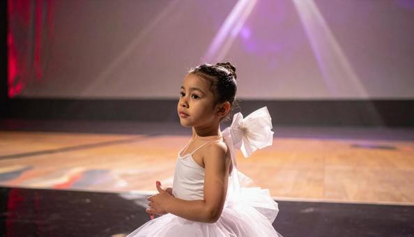 舞台袖で出番を待つ未来のプリマ 舞台袖で出番を待つ未来のプリマの写真