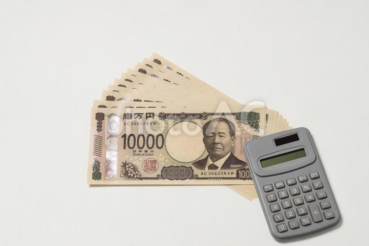 新紙幣の10万円と電卓 新紙幣,新札,渋沢栄一の写真素材