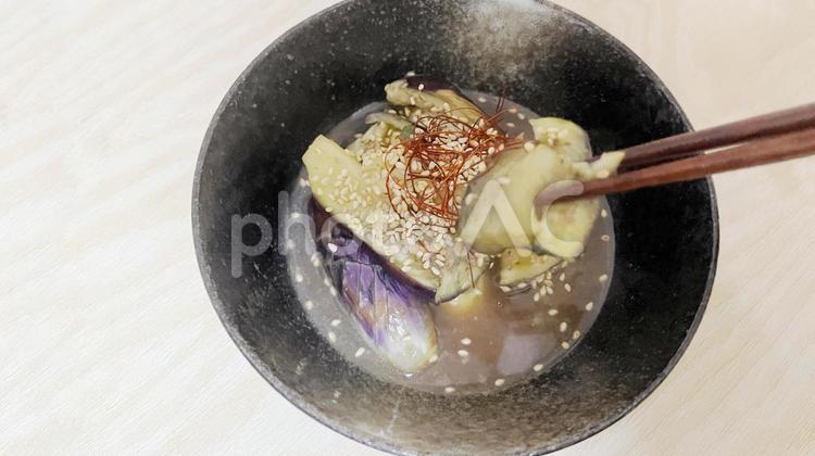 茄子の煮浸しを食べる 茄子,ナス,煮の写真素材