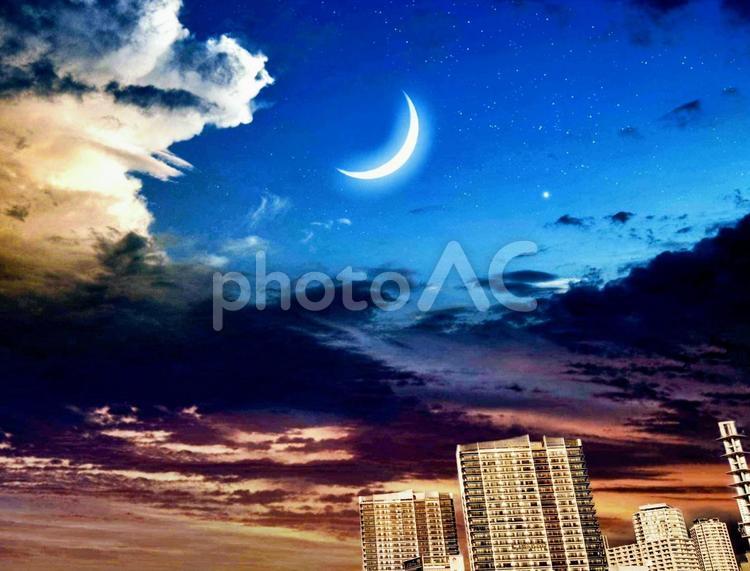 夕闇が迫る街 三日月,月,moonの写真素材