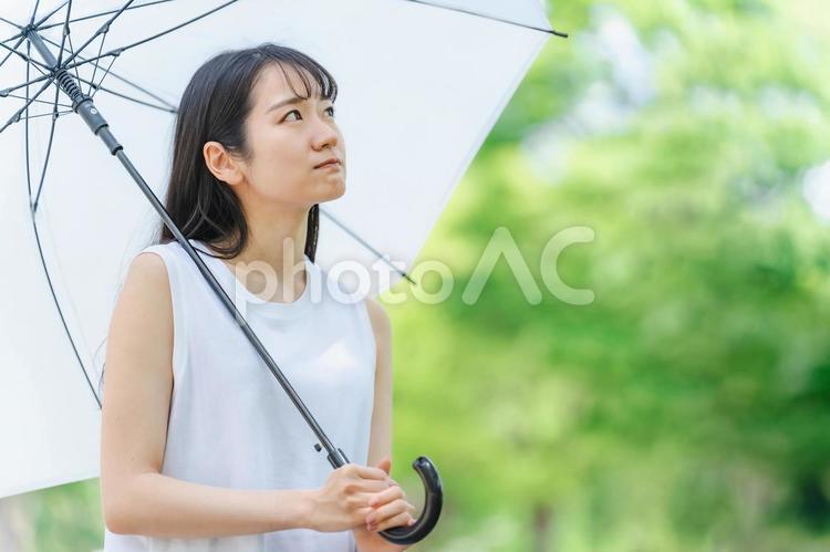 梅雨に傘を持ったアジア人女性(天気頭痛) 梅雨,傘,天気痛の写真素材