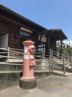 赤ポスと駅舎 赤ポスと駅舎の写真