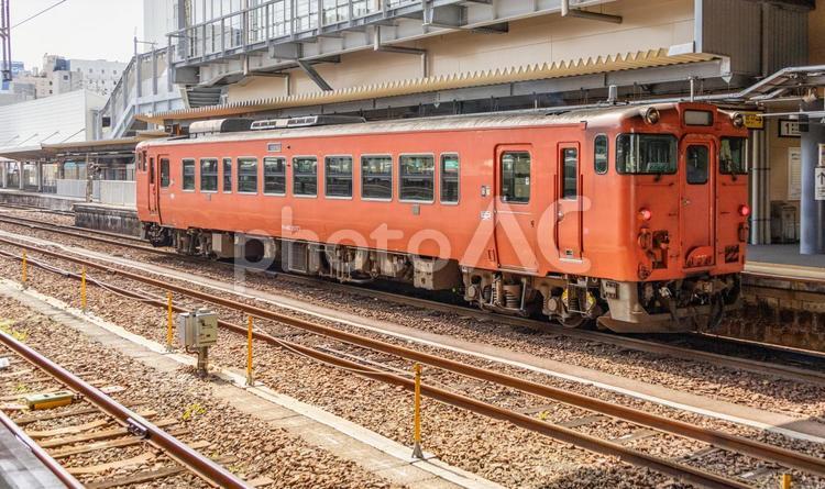 岩国駅停車中の国鉄キハ40系車両と線路 鉄道,車両,岩国駅の写真素材