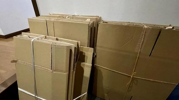 引っ越し後の段ボールの束 引っ越し後の段ボールの束 引っ越し,引っ越し後,段ボールの写真素材