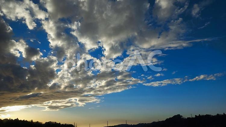 夕暮れの青い空と雲 夕暮れ,青空,雲の写真素材
