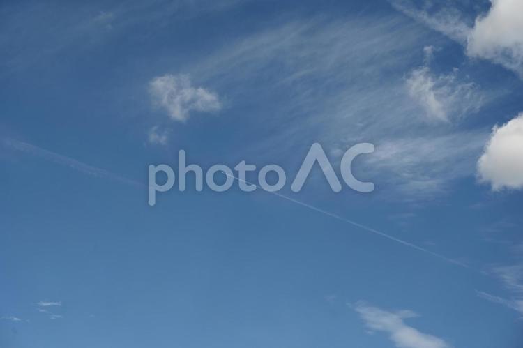 空と飛行機とひこうき雲 ブルー,空,晴れの写真素材