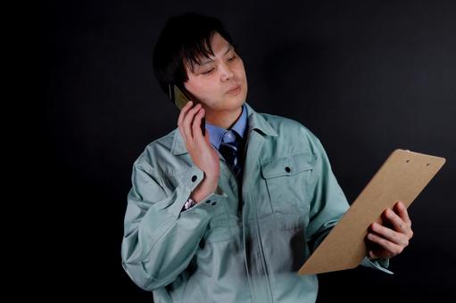 作業服の男性とクリップボード 作業服の男性とクリップボード 作業服,男性,クリップボードの写真素材