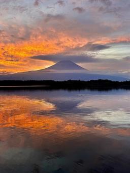 朝焼けと富士山 朝焼けと富士山 富士山,雲,空の写真素材