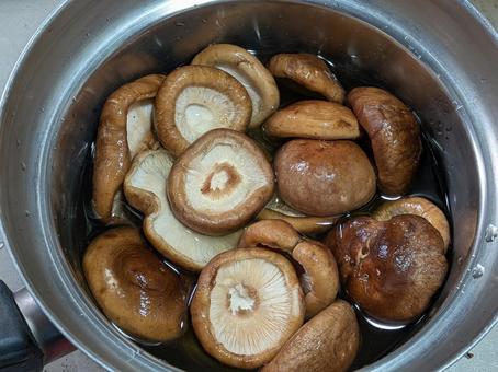 勤労感謝の日翌日に白だしで煮付けた椎茸 しいたけ,シイタケ,煮物の写真素材