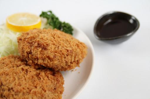揚げたてメンチカツの料理 揚げたてメンチカツの料理の写真