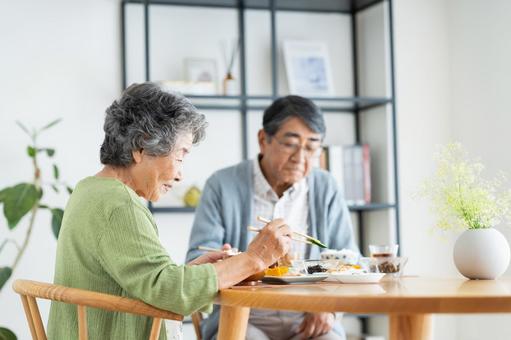 朝食を食べるシニアの夫婦 朝食を食べるシニアの夫婦 食事,食卓,シニアの写真素材