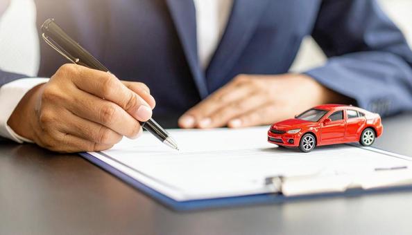 車購入イメージ 車のミニチュアと契約書 車購入イメージ 車のミニチュアと契約書 新車,中古車,購入の写真素材
