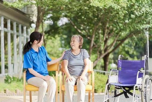 A caregiver who talks with the elderly with a smile, nurses, senior citizens, care, JPG